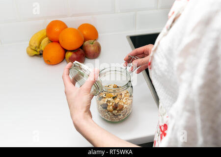 Les femmes choisir un article de stock huche. Cuisine intelligente organisation concept Banque D'Images