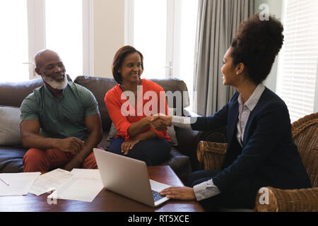 Femme d'shaking hands with senior woman Banque D'Images