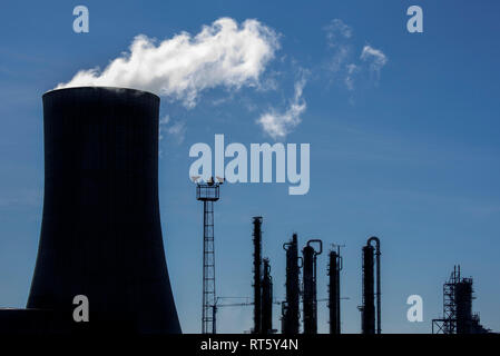 Silhouette d'Industrial Estate montrant la tour de refroidissement du site de production chimique BASF dans le port d'Anvers, Belgique Banque D'Images