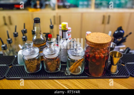 Bars d'épices dans un bar pour prendre un cocktail de Rose Musquée Cannelle girofle Drunk Cherry Banque D'Images