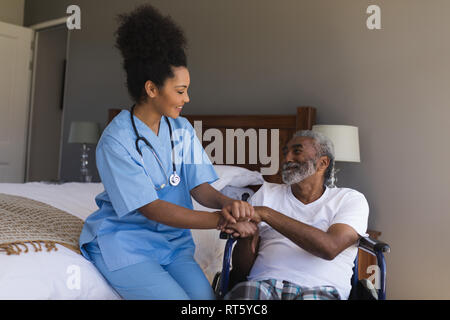 Femme médecin senior consolant dans la chambre Banque D'Images