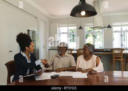 Femme d'shaking hands with senior man Banque D'Images