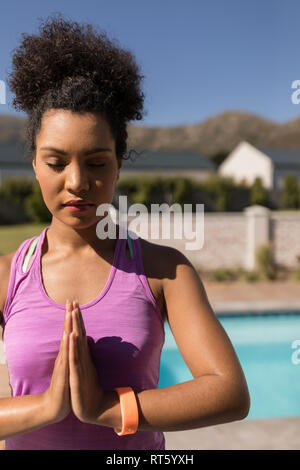 Yoga dans l'arrière-cour d'accueil Banque D'Images