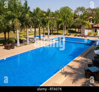 L'eau fraîche d'une piscine à l'The Golkonda Resorts, inviter des personnes pour vous rafraîchir par une chaude journée ensoleillée. Hyderabad, Inde, Telangana. Banque D'Images