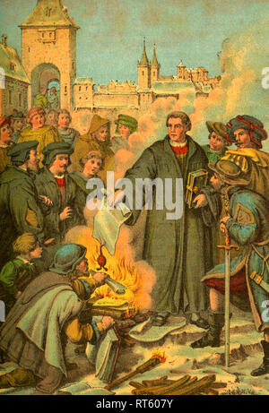 Martin Luther brûle la bulle d'excommunication devant l'Elstergate à Wittenberg, 1520 image couleur (artiste inconnu) à partir de : 'Doktor Luthers Leben, Thaten und Meinungen... ' (Médecin Luthers la vie, actes et opinions...), dit Martin Rade (Paul Martin), publié par Hermann Oeser, Neusalza i. S., 1887, Additional-Rights Clearance-Info-.-Not-Available Banque D'Images