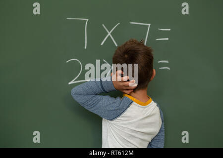 Faites des calculs d'écolier panneau greenboard sur dans une salle de classe Banque D'Images