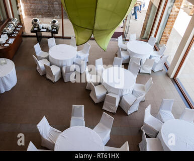 Une vue du haut vers le bas d'un restaurant avec chaises et tables disposées de façon circulaire, d'accueillir un buffet. Hyderabad, Inde, Telangana. Banque D'Images