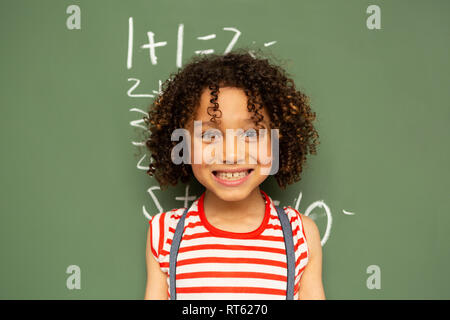 Lycéenne contre permanent conseil vert dans une salle de classe à l'école Banque D'Images