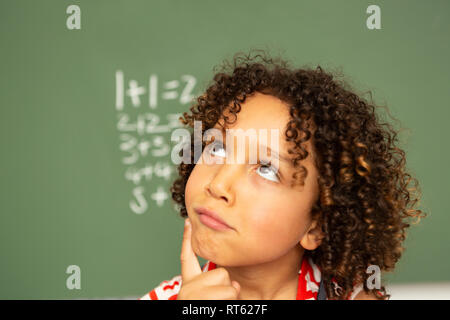 Lycéenne contre permanent conseil vert dans une salle de classe à l'école Banque D'Images