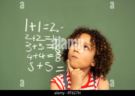 Lycéenne contre permanent conseil vert dans une salle de classe à l'école Banque D'Images