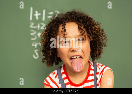 Lycéenne contre permanent conseil vert dans une salle de classe à l'école Banque D'Images