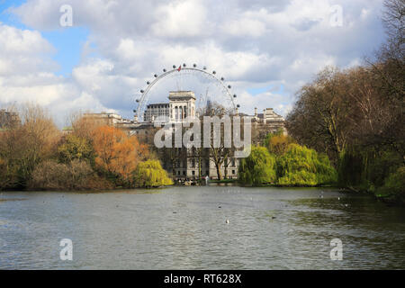 Sur le lac, St James Park, London Eye, Londres, Angleterre, Royaume-Uni Banque D'Images