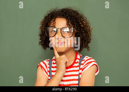 Lycéenne contre permanent conseil vert dans une salle de classe à l'école Banque D'Images