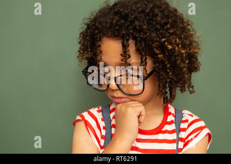 Lycéenne contre permanent conseil vert dans une salle de classe à l'école Banque D'Images