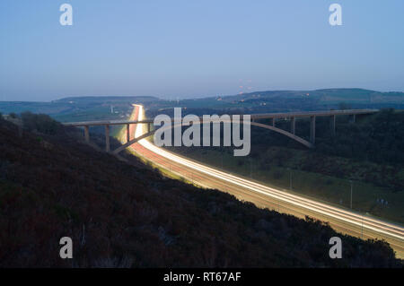 Le pont de Scammonden (également connu localement sous le nom de Brown Cow Bridge), vu vers l'est depuis le remblai de l'autoroute M62. Angleterre, Royaume-Uni Banque D'Images