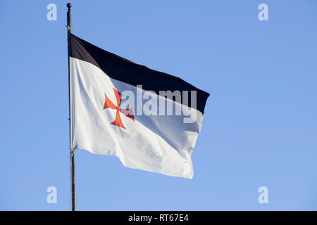 Drapeau templier tisser sur le haut de la Tour Sanglante. Jerez de los Caballeros forteresse médiévale, Espagne Banque D'Images