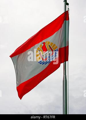 Brandissant le drapeau de la Polynésie française sur un mât Banque D'Images