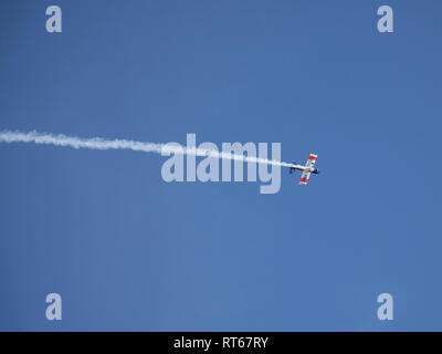 Deux avions faisant des acrobaties sur l'estuaire de Salcombe pendant la semaine de régates dans le milieu de l'été, Salcombe, Devon, Angleterre Banque D'Images