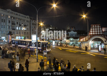 BELGRADE, SERBIE - 25 décembre 2014 : foule se précipiter dans un bus en attente sur l'arrêt de bus Zeleni venac terminal, l'un des principaux centre de Belgrade, SGP Banque D'Images
