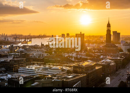 Allemagne, Hambourg, le port de Hambourg et église St Michel au coucher du soleil Banque D'Images