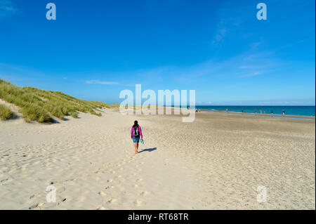 Le Danemark, le Jutland, Skagen, Grenen, femme marche sur la plage Banque D'Images