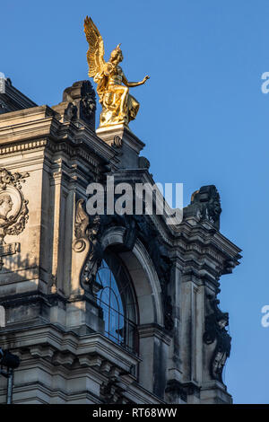 Allemagne, Dresden, partie de façade de l'académie des beaux-arts avec golden angel statue Banque D'Images