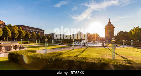 Allemagne, Mannheim, Friedrichsplatz avec fontaine et château d'eau à lumière arrière Banque D'Images