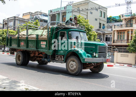 Le Myanmar, Mandalay, le 20 mai 2018, un transport sur rue à Mändalay ville. Un vieux camion sur route à la Birmanie. Banque D'Images