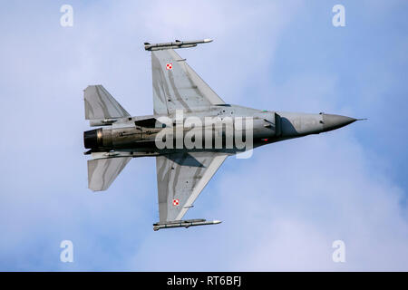 Polish Air Force F-16C survolant la ville d'Ostrava, République tchèque. Banque D'Images