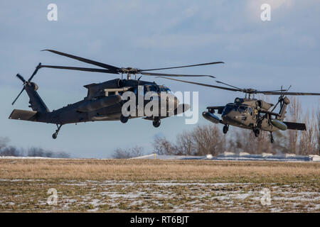 Deux hélicoptères Black Hawk UH-60M de l'armée américaine en Europe. Banque D'Images