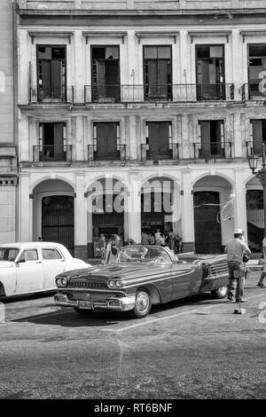 La Havane, Cuba - 06 janvier 2013 : les rues de La Havane, très vieilles voitures américaines dans les rues et des entraîneurs avec les touristes. Banque D'Images