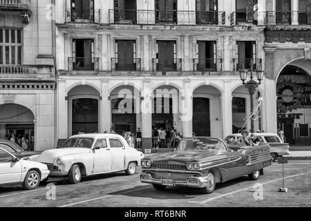 La Havane, Cuba - 06 janvier 2013 : les rues de La Havane, très vieilles voitures américaines dans les rues et des entraîneurs avec les touristes. Banque D'Images