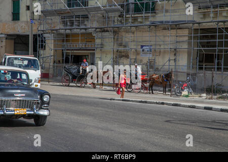 La Havane, Cuba - 06 janvier 2013 : les rues de La Havane, très vieilles voitures américaines dans les rues et des entraîneurs avec les touristes. Banque D'Images