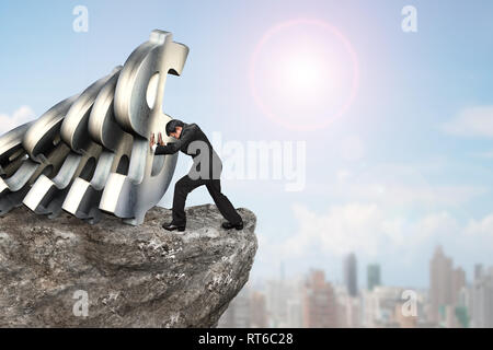 L'arrêt de la chute de l'homme d'affaires de symboles de devises dollar sur falaise, avec sunny sky cityscape background. Effet domino et résolution de problèmes de conce Banque D'Images