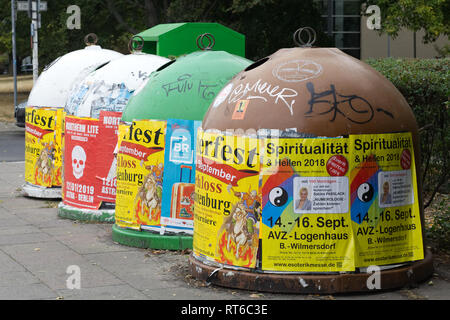 Bacs de recyclage visés dans des dépliants dans Berlin Allemagne Banque D'Images
