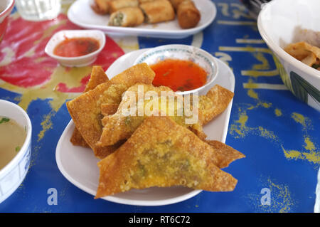 Au profond de style Thaï chinois wonton avec porc haché Banque D'Images