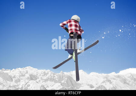 Saut à ski vol inhigh sur les montagnes enneigées. Extreme sport d'hiver. Banque D'Images