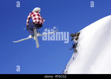 Saut à ski vol inhigh sur les montagnes enneigées. Extreme sport d'hiver. Banque D'Images