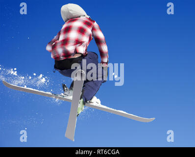 Saut à ski vol inhigh sur les montagnes enneigées. Extreme sport d'hiver. Banque D'Images