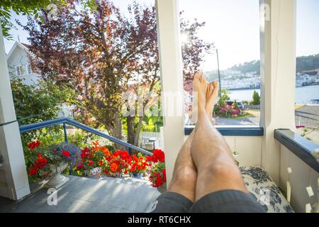 Man relaxing on the porch Banque D'Images