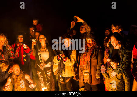 Regarder la foule au spectacle de feu Beltane Fire Festival, Sussex, UK Banque D'Images