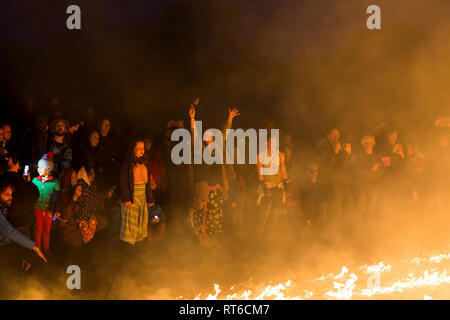 Regarder la foule au spectacle de feu Beltane Fire Festival, Sussex, UK Banque D'Images