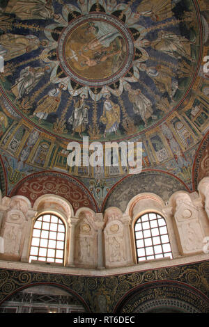 Ravenne. Dans la mosaïque du baptistère de néon. 4ème-5ème siècles. Baptême de Jésus. L'Italie. Banque D'Images