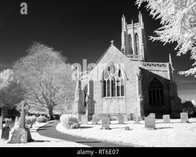 Monochrome infrarouge de l'église All Saints dans le North Somerset Village de Wrington, Angleterre. Banque D'Images