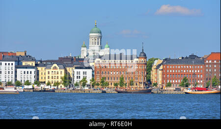 Pohjoisranta embankment, port avec bateaux et navires sur fond de cathédrale luthérienne évangélique de Finlande de Dio Banque D'Images