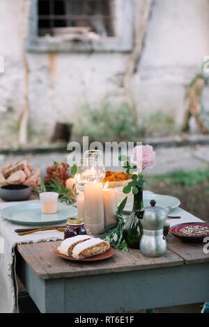 Mis à table de jardin avec des bougies Banque D'Images