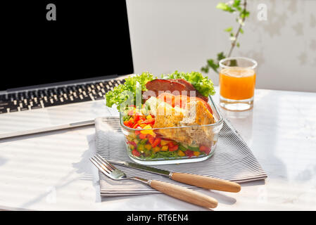 Boîte à lunch sur le lieu de travail de bureau ,une saine alimentation les habitudes alimentaires propres à l'alimentation et la santé concept Care Banque D'Images