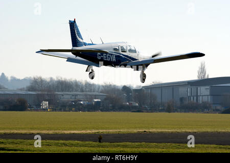 Piper PA-28-300Flèche Cherokee II atterrissage à l'Aérodrome de Wellesbourne, Warwickshire, UK (G-EGVA) Banque D'Images