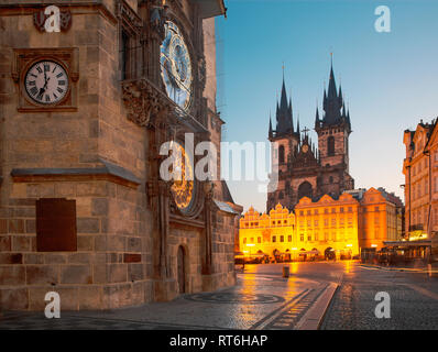 PRAGUE, RÉPUBLIQUE TCHÈQUE - le 16 octobre 2018 : l'Orloj sur l'ancienne mairie, Staromestske square et l'église Notre-Dame de Týn au crépuscule. Banque D'Images