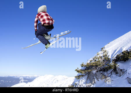 Saut à ski vol inhigh sur les montagnes enneigées. Extreme sport d'hiver. Banque D'Images